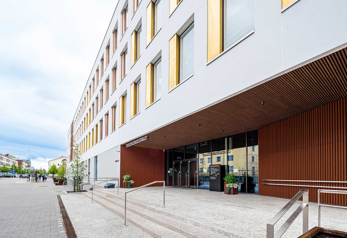 Julkisivukuva Hartelan rakentamasta Oulun oikeustalon uudesta vaaleasta rakennuksesta.
