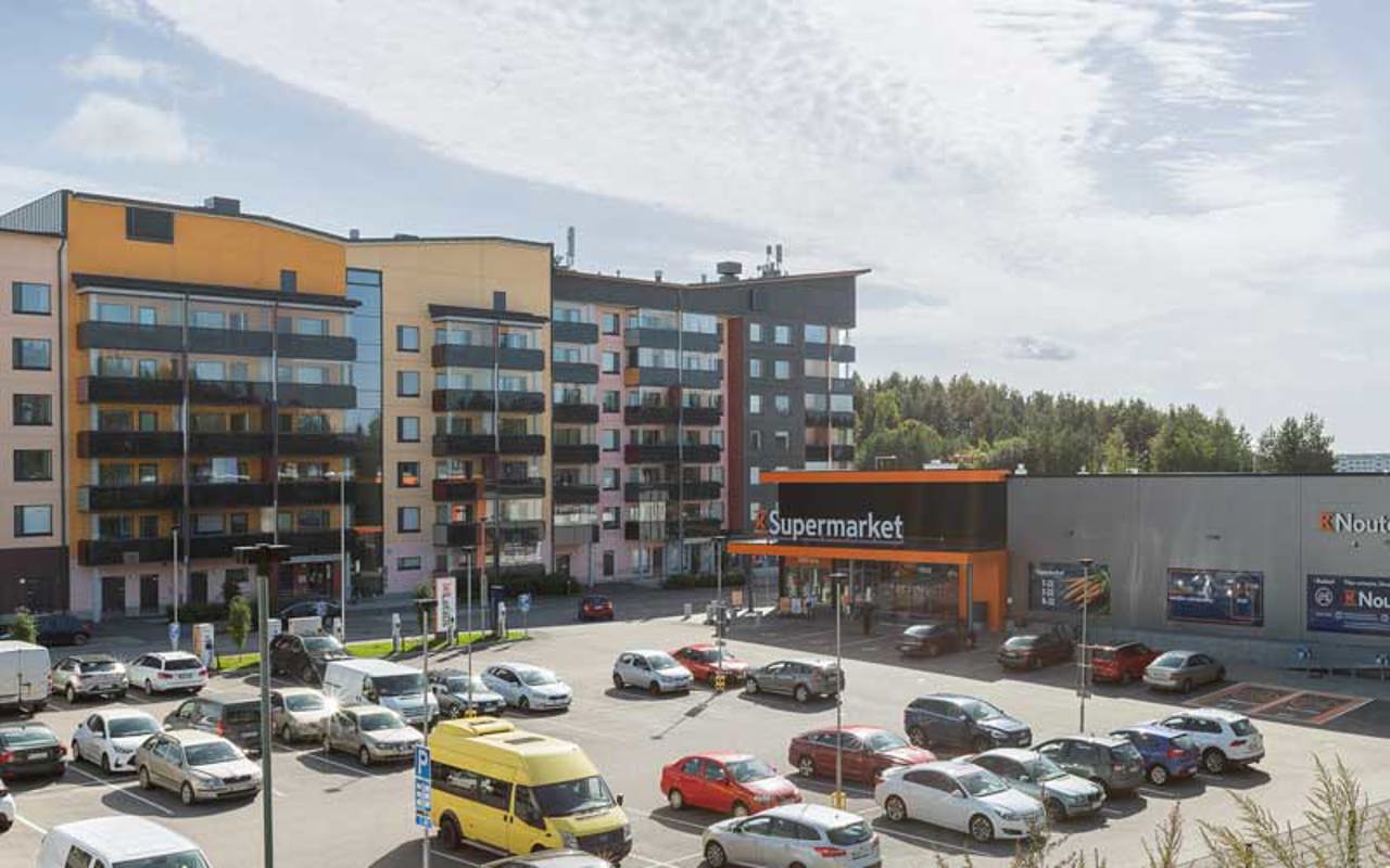 Valokuva Vahva-Jussin alueella sijaitseva K-Supermarketin parkkialue