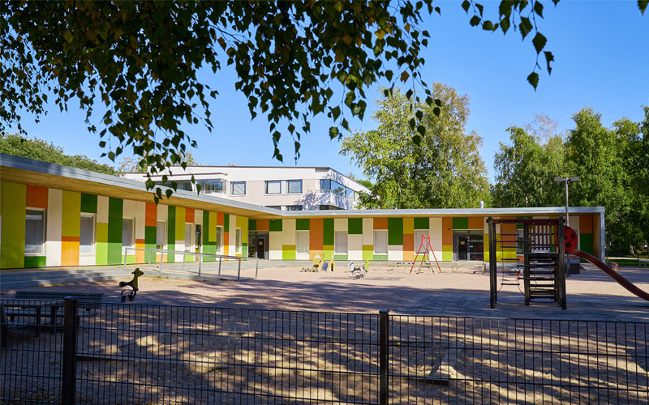 Valokuvanäkymä Helsingin Lauttasaaressa sijaitsevasta päiväkodista kesällä 2025