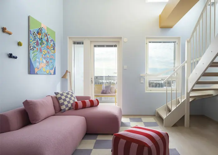 Valokuvanäkymä Kruunuvuorenrannan Kajon asunnosta D36, jossa toteutettuna herkullinen "dopamiini" stailaus ja kalustus