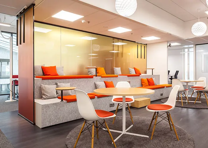 Cinian toimitilojen atrium Hartelan rakentamassa toimitilassa Ilmalan Asemalla