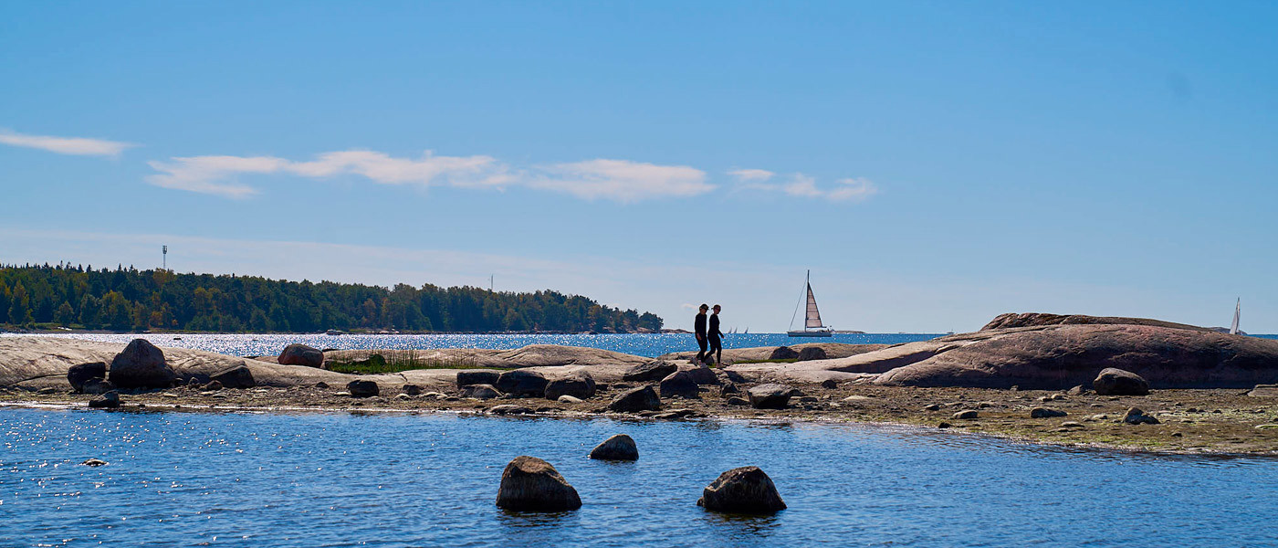 Valokuvanäkymä Lauttasaaren rannalta näyvät kalliorannat