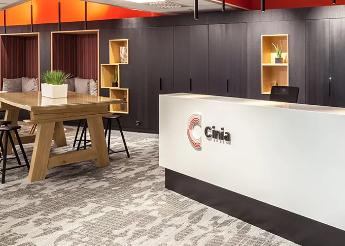 Cinian moderni aula Hartelan rakentamassa toimitilassa Ilmalan Asemalla