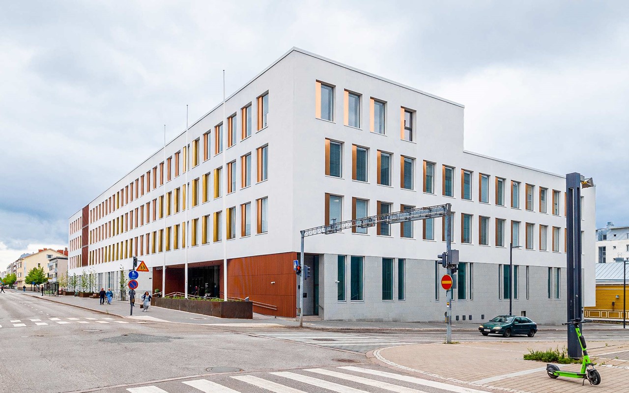 Julkisivukuva Hartelan rakentamasta Oulun oikeustalon uudesta vaaleasta rakennuksesta.
