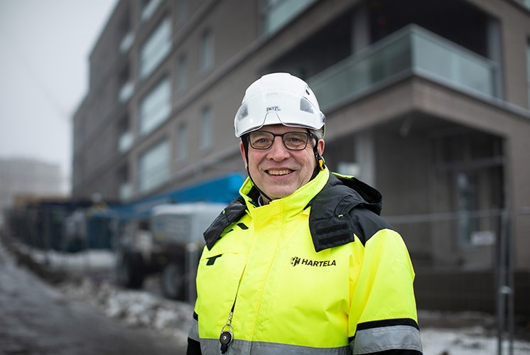 Hartelan toimitusjohtaja Juha Korkiamäki seisoo rakennustyömaan edessä
