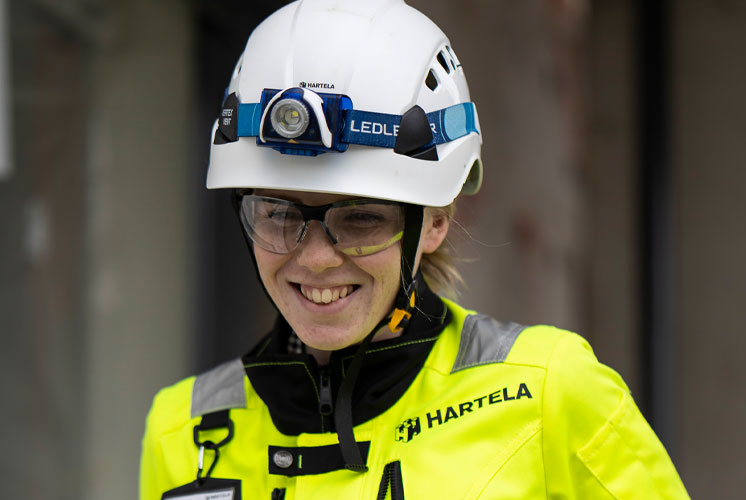 Iloinen Hartelan työntekijä työmaalla