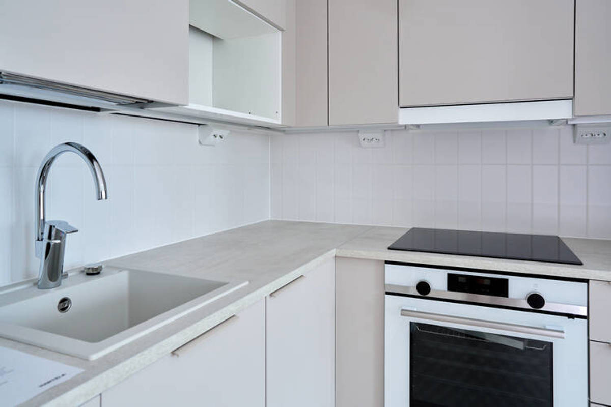 Valokuvanäkymä Kruunuvuorenrannan Kajon asunnon D36 keittiön kiintokalusteet