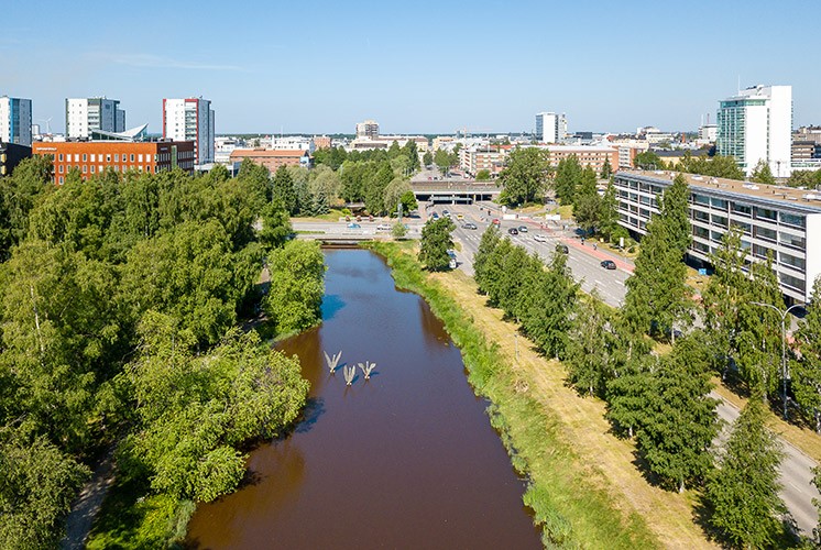 Oulun Hiirosenojan vesistöä ja ympäröiviä rakennuksia.
