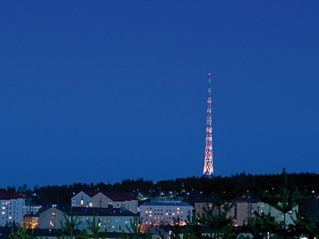 Lahden asutusta ja radiomasto iltavaloissa.