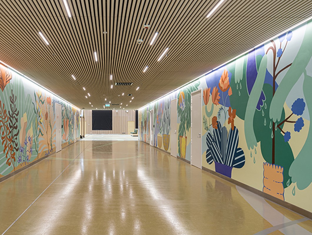 Hartelan rakentaman T3 sairaalan sisätilojen värikkäät muraalit koristavat käytäviä