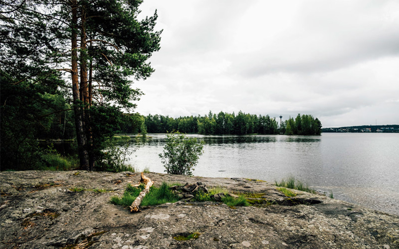 Valokuva Tampereen Lentävänniemen kalliorannasta