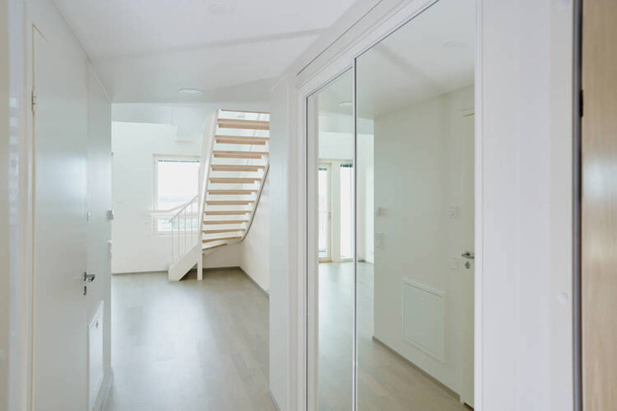 Valokuvanäkymä Kruunuvuorenrannan Kajon asunnon D36 eteisestä