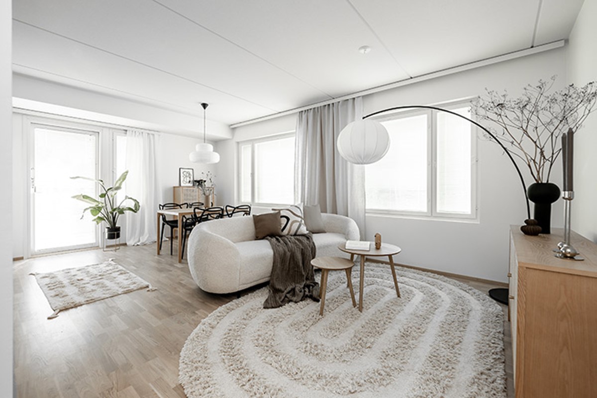 Skandinaavisesti sisustettu vaalea olohuone ja ruokailutila Hartelan rakentamassa Oulun Mäntylän Kanervan kodissa.