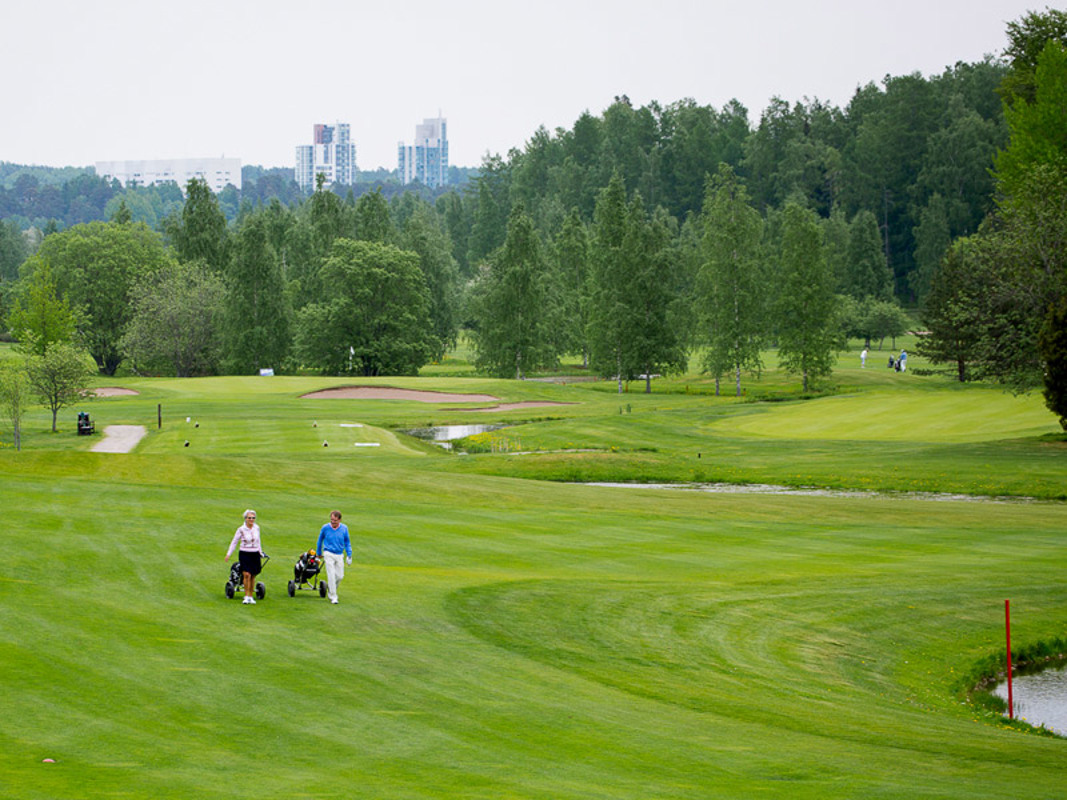 Sarfvik Golfin kenttä ja kaksi pelaajaa Kirkkonummen Sarvvikissa