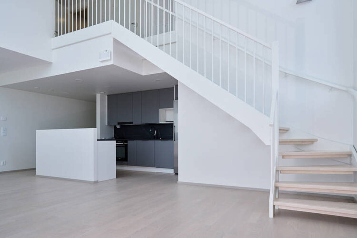 Valokuvanäkymä Kruunuvuorenrannan Kajon asunnon D35 keittotila ja portaat