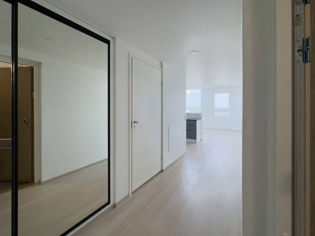 Valokuvanäkymä Kruunuvuorenrannan Kajon asunnon D35 eteisestä