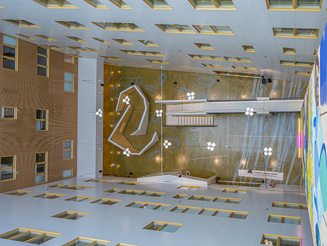 Hartelan rakentaman T3 sairaalan aula kohoaa korkealle kattojen ylle.