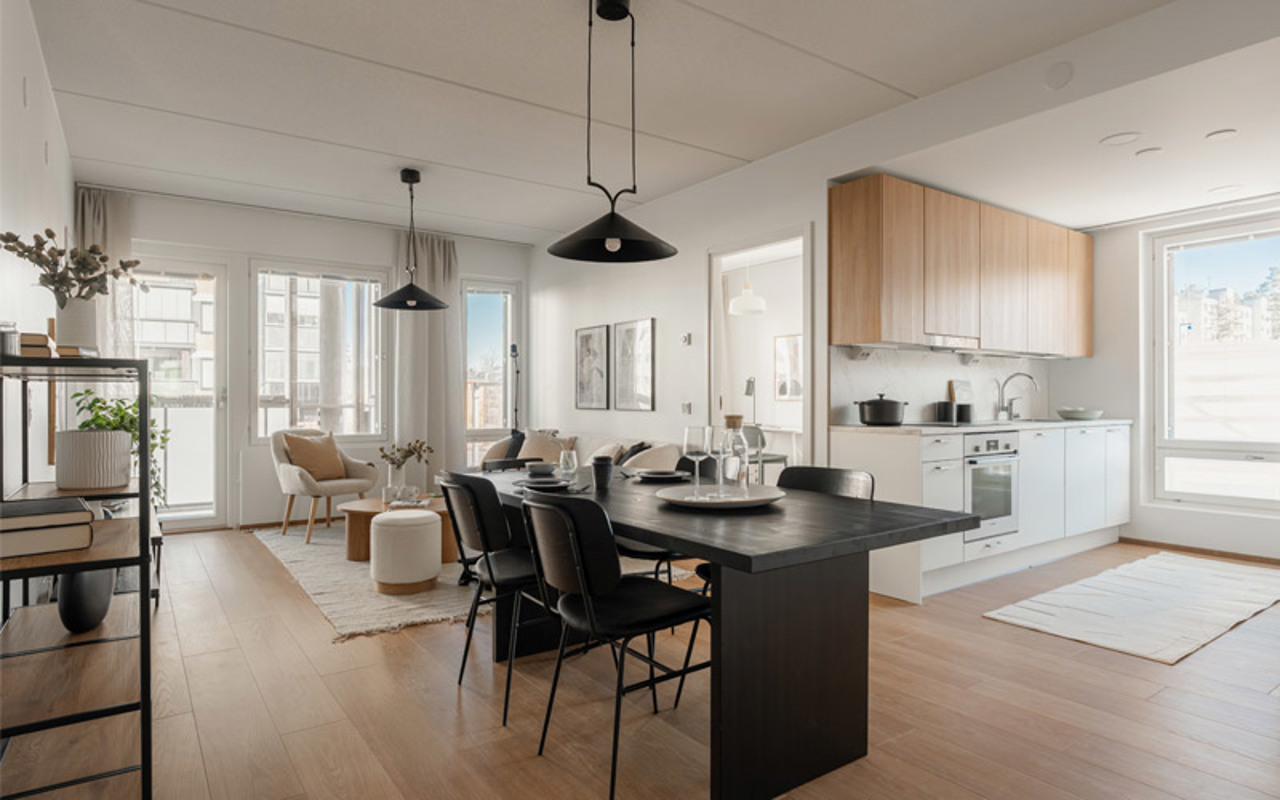 Valokuvanäkymä Järvenpään Pormestarinkulman kalustetun asunnon A5 olohuoneesta ja keittotilasta