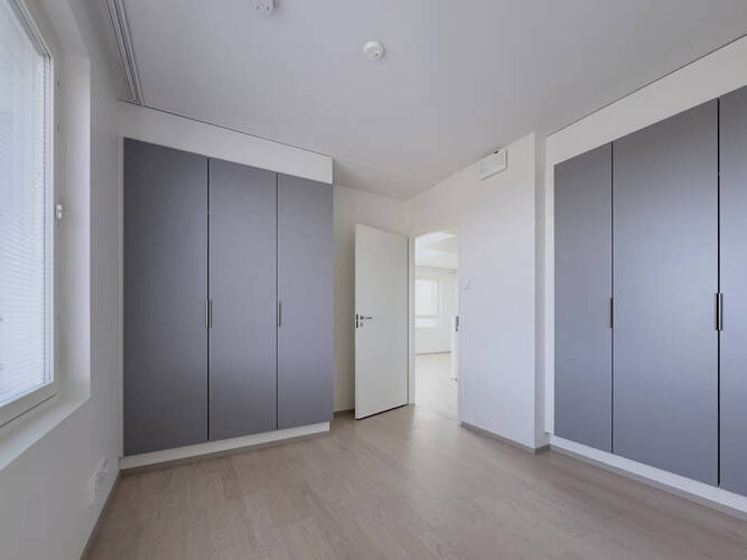 Valokuvanäkymä Kruunuvuorenrannan Kajon asunnon D35 makuuhuone 2 komeroryhmästä