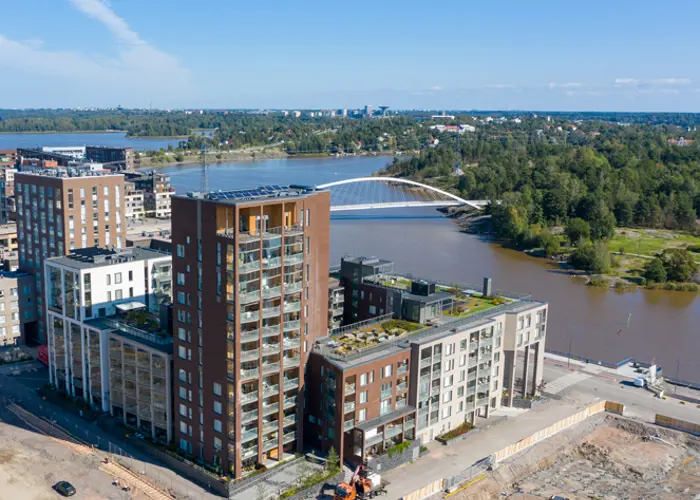 Sompasaaren Pookin rakennus sijaitsee aivan meren vieressä